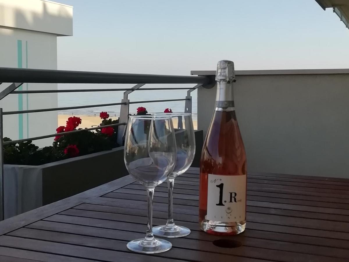 Apartamento Brezza Da Mare Rímini Exterior foto